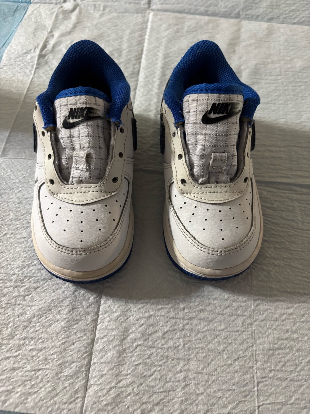 Nike Kids White and Blue Low-Top Sneakers